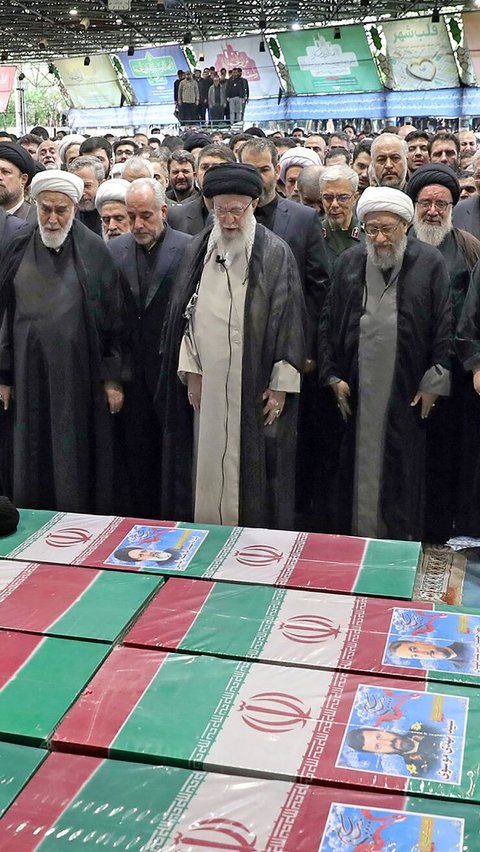 FOTO: Momen Salat Jenazah Ebrahim Raisi, Diimami Pemimpin Tertinggi Iran Ayatollah Khamenei dan Diikuti Ribuan Orang