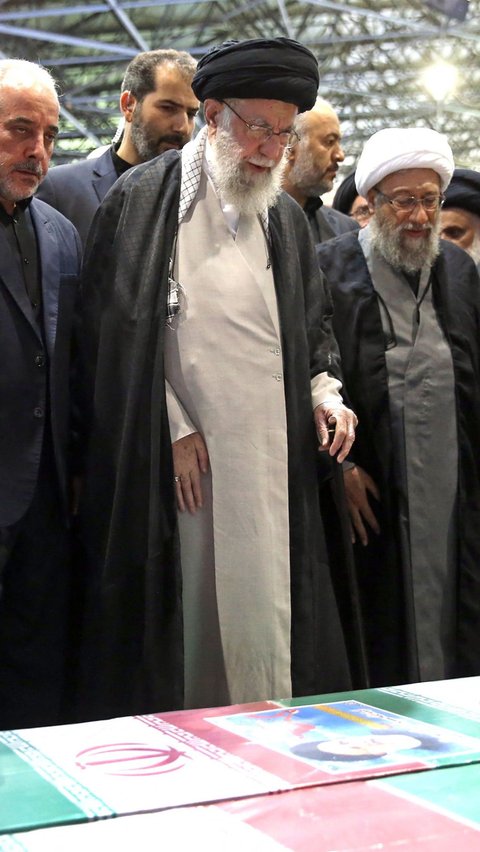 Diapit oleh para pejabat tinggi, Ayatollah Khamenei memimpin salat di depan peti jenazah Ebrahim Raisi dan tujuh pendampingnya yang meninggal dunia dalam kecelakaan helikopter. Foto: Iranian Supreme Leader's Website/AFP