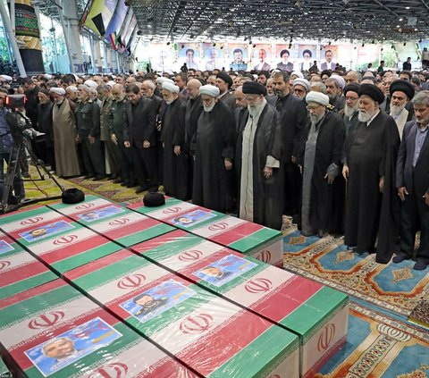 FOTO: Momen Salat Jenazah Ebrahim Raisi, Diimami Pemimpin Tertinggi Iran Ayatollah Khamenei dan Diikuti Ribuan Orang