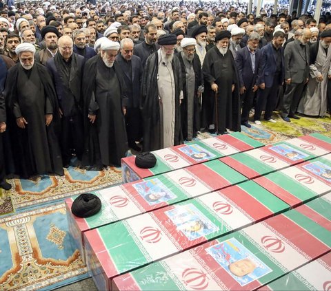 FOTO: Momen Salat Jenazah Ebrahim Raisi, Diimami Pemimpin Tertinggi Iran Ayatollah Khamenei dan Diikuti Ribuan Orang