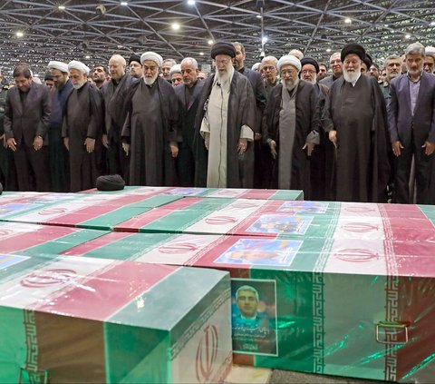 FOTO: Momen Salat Jenazah Ebrahim Raisi, Diimami Pemimpin Tertinggi Iran Ayatollah Khamenei dan Diikuti Ribuan Orang