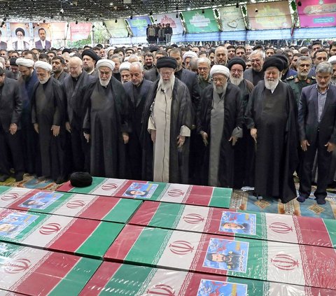 Pemimpin Tertinggi Iran Ayatolla Khamenei memimpin salat jenazah Presiden Iran Ebrahim Raisi dan tujuh pendampingnya di Teheran, Iran, Rabu (22/5/2024). Salat jenazah Ebrahim Raisi ini diikuti ribuan orang yang memadati lokasi persemayaman. Foto: Iranian Supreme Leader's Website/AFP