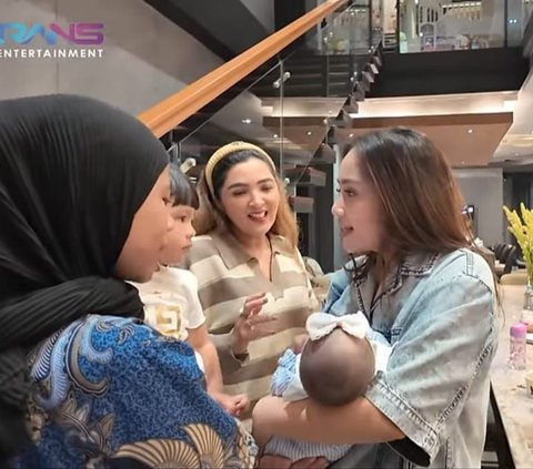Potret Perdana Baby Lily Diajak Nagita Slavina Kumpul Bareng Genk Cendol, Wajah Cantiknya Tuai Pujian