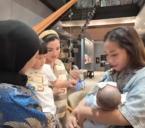 Potret Perdana Baby Lily Diajak Nagita Slavina Kumpul Bareng Genk Cendol, Wajah Cantiknya Tuai Pujian