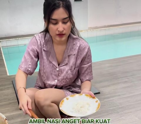 Potret Terbaru Angbeen Rishi Istri Adly Fairuz Kini Sibuk Jualan Sambal, Masak Sendiri di Pinggir Kolam Renang