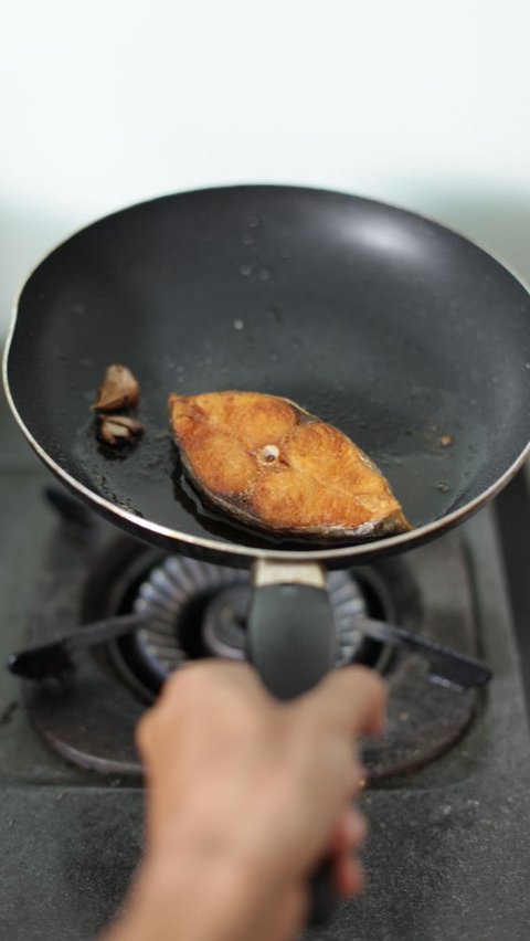 How To Clean A Cast Iron Pan Correctly In 7 Simple Steps | Trstdly ...