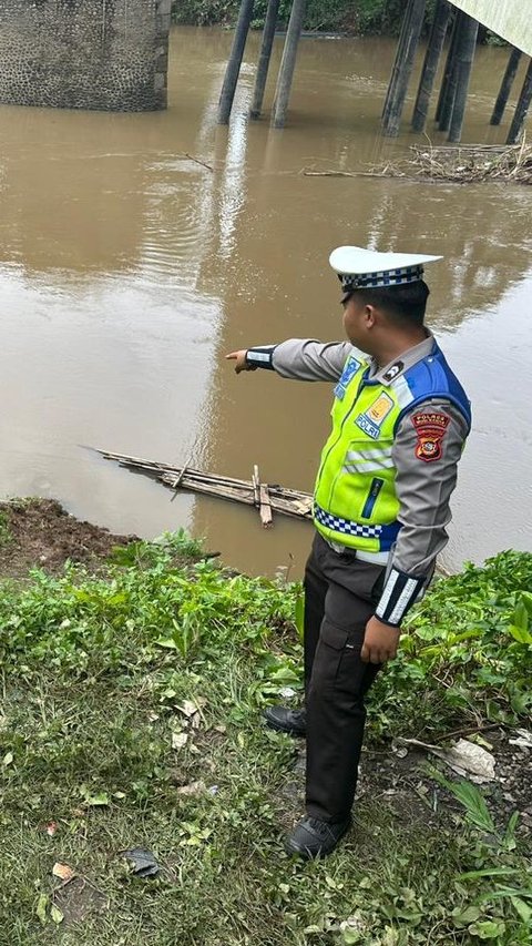 Sopir Ngantuk, Mobil Travel Angkut Sekeluarga Jatuh ke Sungai Tewaskan 4 Orang