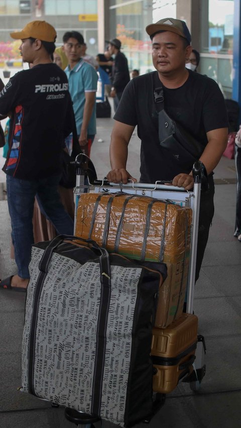 Ribuan penumpang terpantau memadati Terminal Pulo Gebang, pada Kamis (23/5). Mereka terlihat membawa banyak barang bawaan. Foto: Liputan6.com/Herman Zakharia