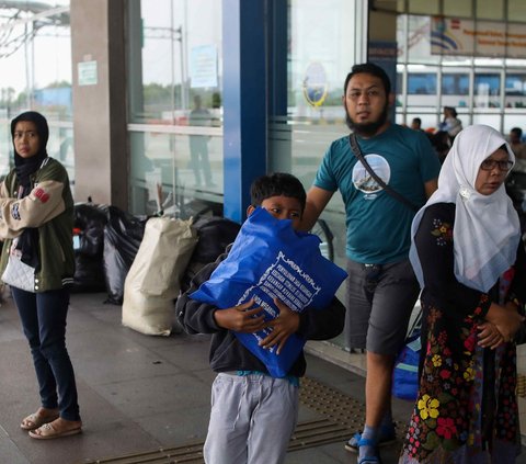 FOTO: Ribuan Penumpang Padati Terminal Pulo Gebang Saat Libur Panjang Waisak