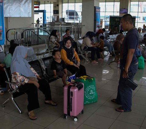FOTO: Ribuan Penumpang Padati Terminal Pulo Gebang Saat Libur Panjang Waisak
