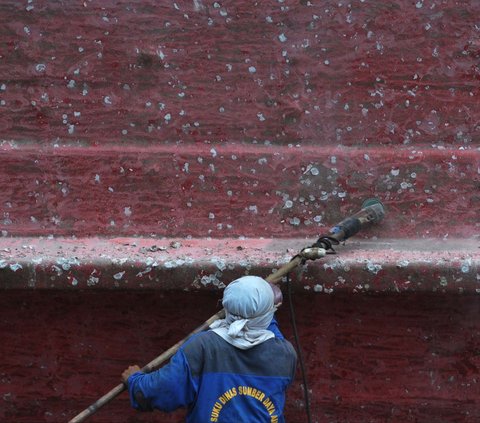 FOTO: Mengintip Geliat Perbaikan Kapal di Galangan Muara Angke