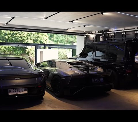 10 Potret Garasi di Rumah Baru Atta Halilintar, Berderet Mobil Mewah Bikin Melongo Hingga Ada Mobil 'James Bond'