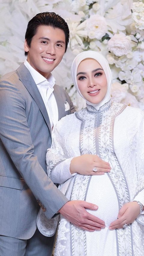 Syahrini's appearance was so perfect with an all-white outfit adorned with gray lace.