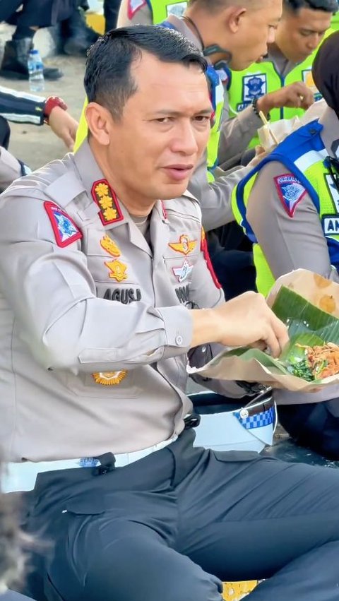 Perwira Polisi Lesehan di Aspal Bareng 150 Anak Buah, Santai Makan Nasi Bungkus Sebelum Tugas<br>