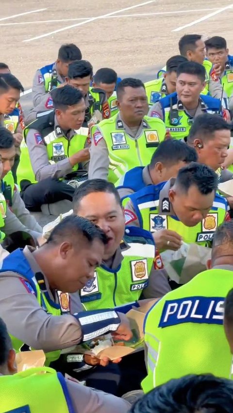 Perwira Polisi Lesehan di Aspal Bareng 150 Anak Buah, Santai Makan Nasi Bungkus Sebelum Tugas
