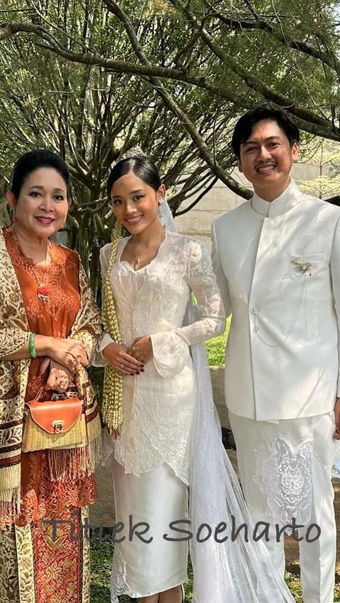 Meanwhile, Titiek Soeharto wears a kebaya model of baju kurung adorned with embroidery, combined with terracotta-colored batik fabric.