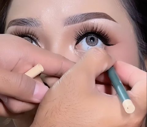 Easy Way to Use Smudge-Proof Lower Eyeliner