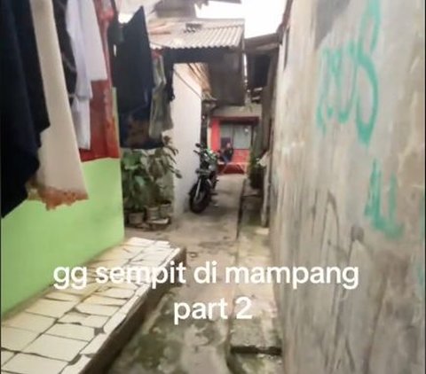 Viral Pria Temui Gang Super Sempit di Mampang, Penampakannya Curi Perhatian