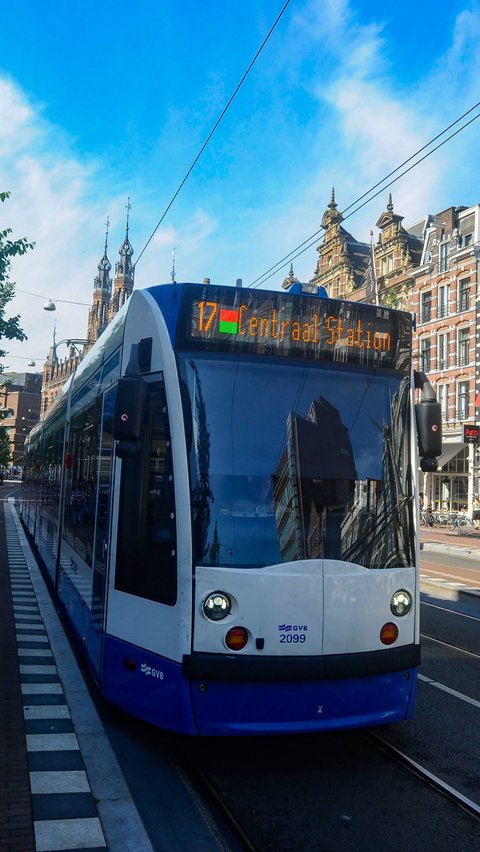 Trem Amsterdam beroperasi sejak tahun 1875 dan telah menjadi bagian tak terpisahkan dari identitas Kota Amsterdam. Foto: Merdeka.com/Arie Basuki