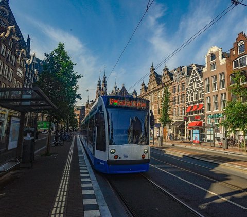 Berjalan dengan trem di Amsterdam menawarkan pengalaman wisata yang unik dan menyenangkan.