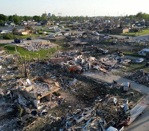 Sejumlah warga mengais barang-barang yang tersisa di antara puing-puing rumah yang hancur karena hantaman tornado di Greenfield, Iowa, Amerika Serikat, pada Kamis (23/5/2024). Sebanyak 5 orang dilaporkan meninggal dunia dan 35 lainnya terluka ketika tornado kuat menerjang Iowa, AS. Foto: REUTERS/Eric Cox