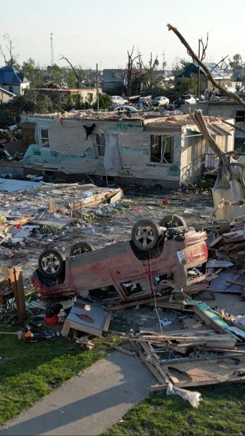 Hantaman tornado tersebut juga menyebabkan kehancuran total, dengan rumah-rumah hancur berkeping-keping, puing-puing berserakan di mana-mana, dan mobil-mobil bergelimpangan. Foto: REUTERS/Eric Cox