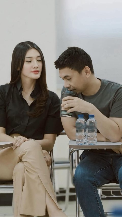 Apparently, Anissa is also accompanied by her beloved husband, Raditya Dika.