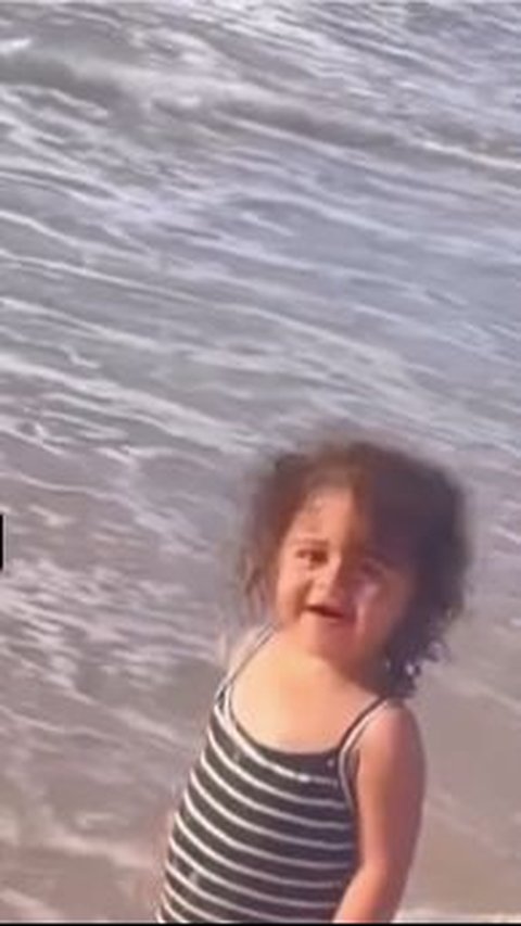 Potret Haru Gadis Kecil Palestina Main di Pantai, 2 Hari Kemudian Tewas Dibunuh Israel dengan Pakaian yang Sama<br>
