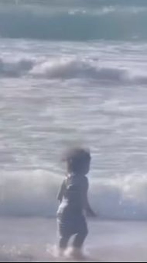 Potret Haru Gadis Kecil Palestina Main di Pantai, 2 Hari Kemudian Tewas Dibunuh Israel dengan Pakaian yang Sama
