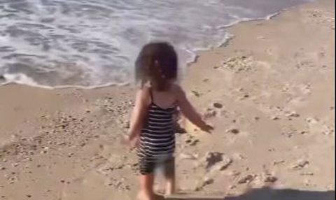 Potret Haru Gadis Kecil Palestina Main di Pantai, 2 Hari Kemudian Tewas Dibunuh Israel dengan Pakaian yang Sama