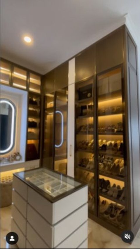 The room becomes more elegant with a very luxurious walk-in closet.