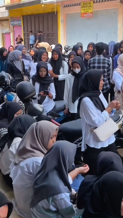 The owner of Seblak Shop in Ciamis, who went viral, actually only needs 20 employees. Surprisingly, hundreds of applicants rushed in. How much is the salary?