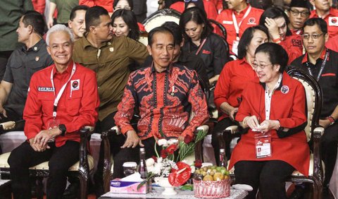 <b>Kemesraan Jokowi dan Megawati di Rakernas PDIP</b>
