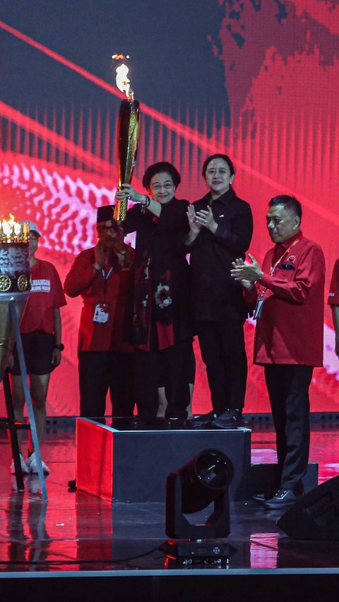 Di atas panggung, Megawati sudah menunggu untuk menerima obor api perjuangan tersebut. <br>