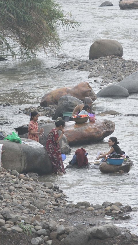 FOTO: Potret Warga Bogor Terpaksa Mandi dan Cuci Pakaian di Kali Imbas Kekeringan
