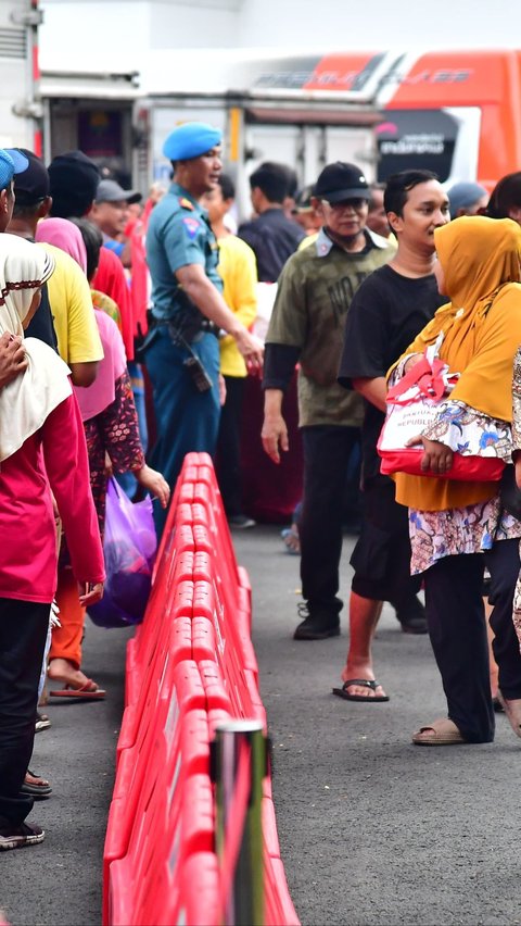 Tak Diundang ke Rakernas PDIP, Jokowi Pilih Bagikan Sembako di Yogyakarta