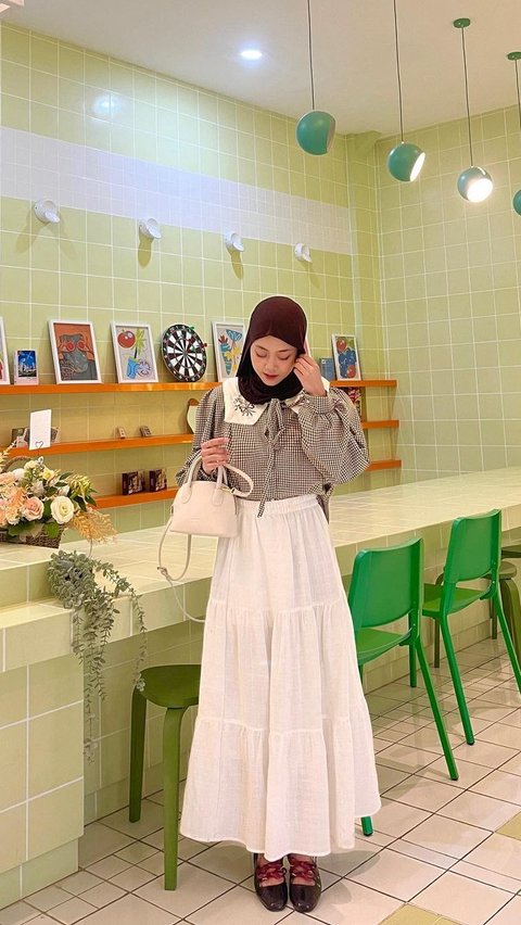 Blouse dengan Kerah Berhias Bordir