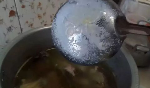 <b>Angkat Lemak Sup dengan Es Batu</b>