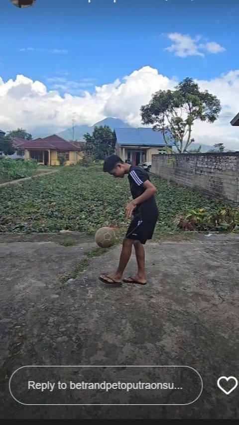 Betrand juga menyempatkan bermain bola di kampung. Dia terlihat bahagia bisa pulang kampung di tengah kesibukkannya di Jakarta.