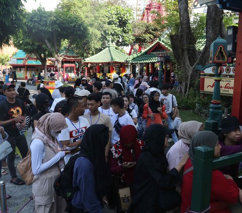 FOTO: Ribuan Pengunjung Padati Dufan Saat Libur Panjang Waisak 2024