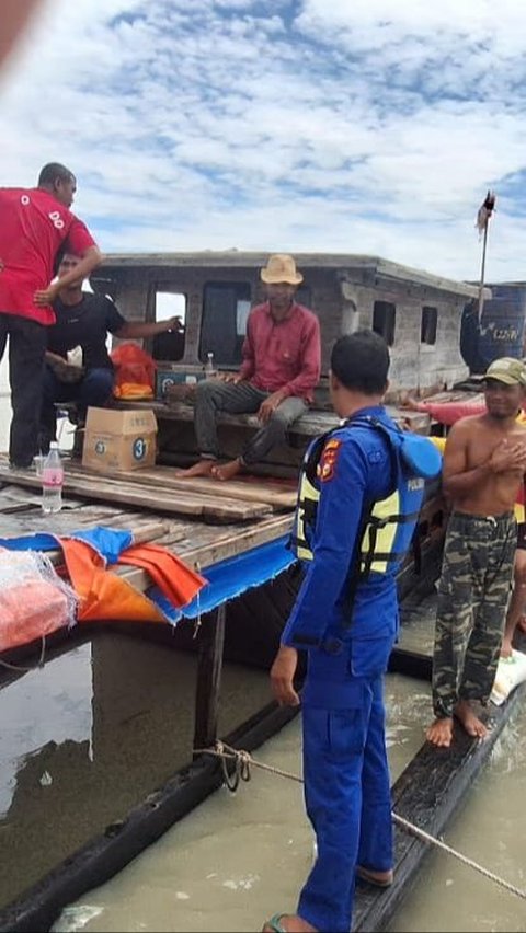 Kapal Berisi 16 Ton Beras Bulog untuk Warga Karam di Perairan Meranti