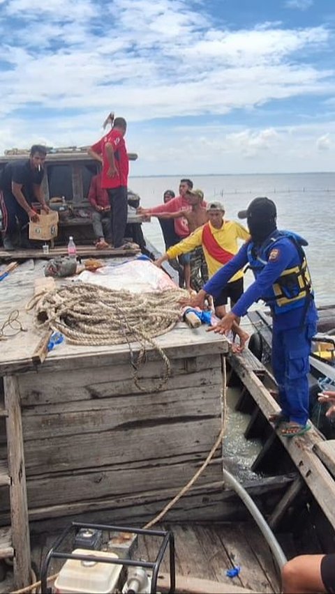 Kapal Berisi 16 Ton Beras Bulog untuk Warga Karam di Perairan Meranti
