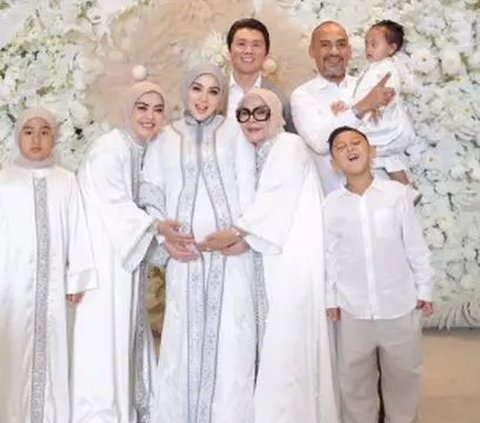 Umumkan kehamilan anak pertamanya, Syahrini baru-baru ini gelar acara tasyakuran bersama keluarga tercinta.