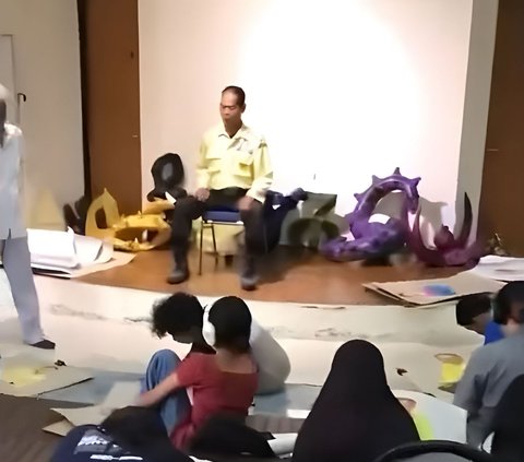 Security Guard Unable to Move When Becoming an Object of Drawing by Fine Arts Students at ISI Surakarta, Netizens: 'No Tingling, Sir?'