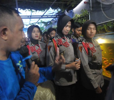 FOTO: Melihat Barisan Siswa Polwan Cantik Ikuti Edukasi Ketahanan Pangan di Kolam Gizi Warga Malaka Jaya