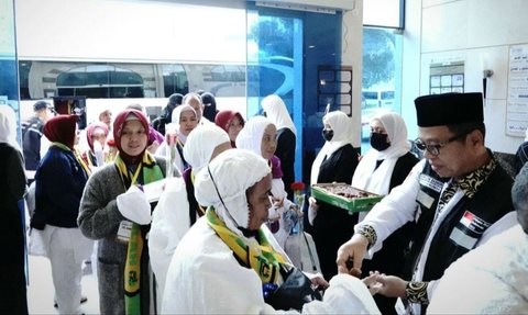 Cerita Jemaah Haji Asal Surabaya Kehilangan Tas Berisi Rp15 Juta, Ditemukan TKI Petugas Kebersihan Masjid Nabawi