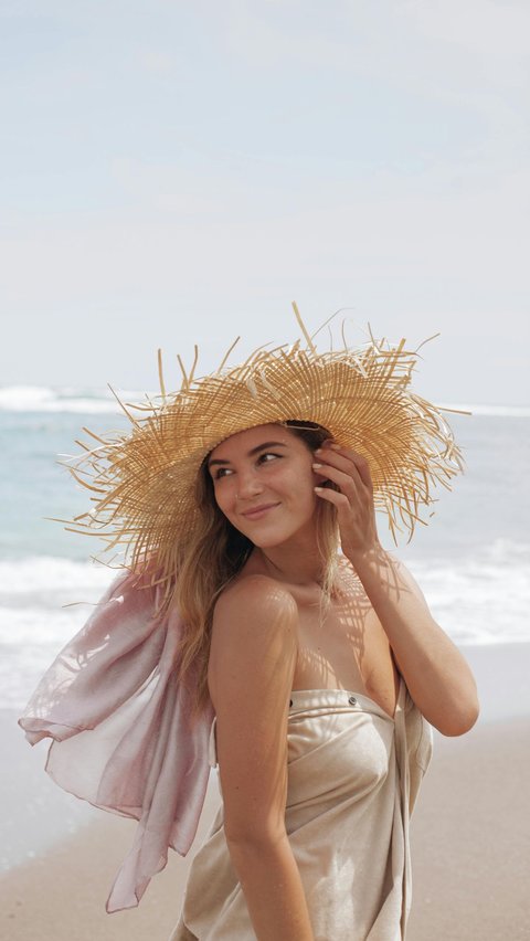 6 Rekomendasi Topi Stylish yang Bisa Menyempurnakan Fotomu Saat Berlibur ke Pantai!<br>