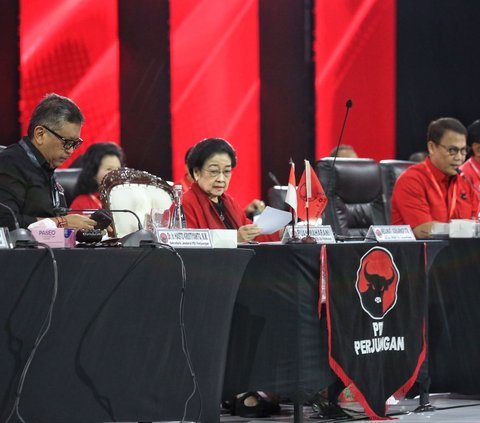 Ketua Umum PDI Perjuangan (PDIP) Megawati Soekarnoputri (tengah) didampingi Sekjen Hasto Kristiyanto (kiri) memimpin jalannya pengarahan internal terhadap kader pada hari kedua Rapat Kerja Nasional (Rakernas) V PDIP di Beach City International Stadium, Ancol, Jakarta, Sabtu (25/5/2024). Arahan Megawati kepada para kadernya tersebut dilakukan secara tertutup. Foto: Liputan6.com/Angga Yuniar