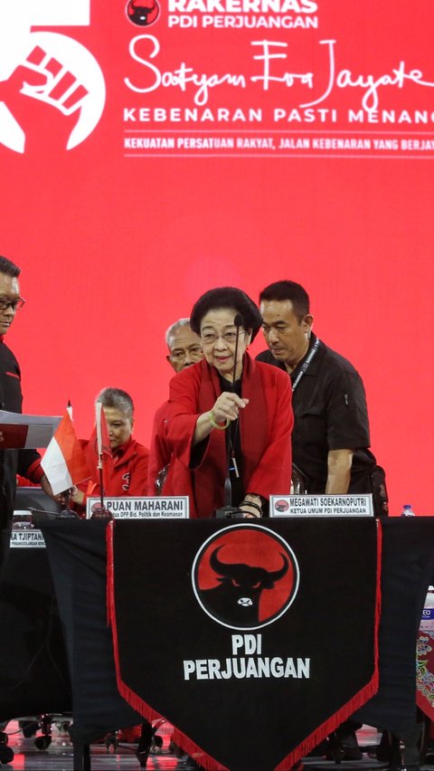 Sementara, politisi PDIP Ganjar Pranowo mengungkapkan isi arahan tertutup Megawati. Mantan Calon Presiden 2024 itu mengatakan, arahan Megawati lebih menekankan terkait kesiapan PDIP menghadapi Pilkada Serentak 2024. Foto: Liputan6.com/Angga Yuniar