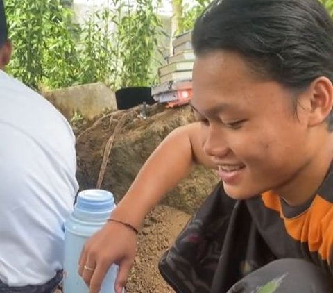 Selain disebut mirip dengan Rizky Febia, pria santri ini juga fasih berbahasa Sunda lho.